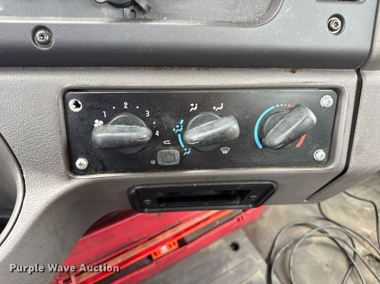 image for item DV4152 2015 Freightliner Business Class M2 semi truck