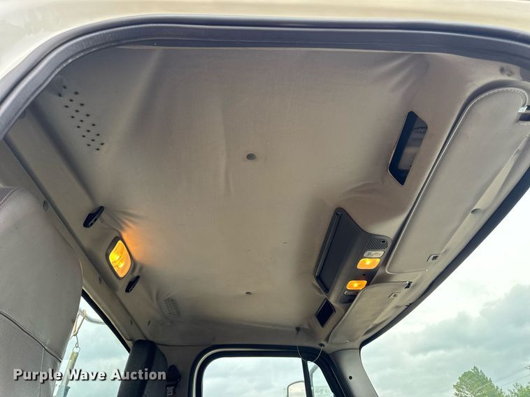 image for item DV4152 2015 Freightliner Business Class M2 semi truck