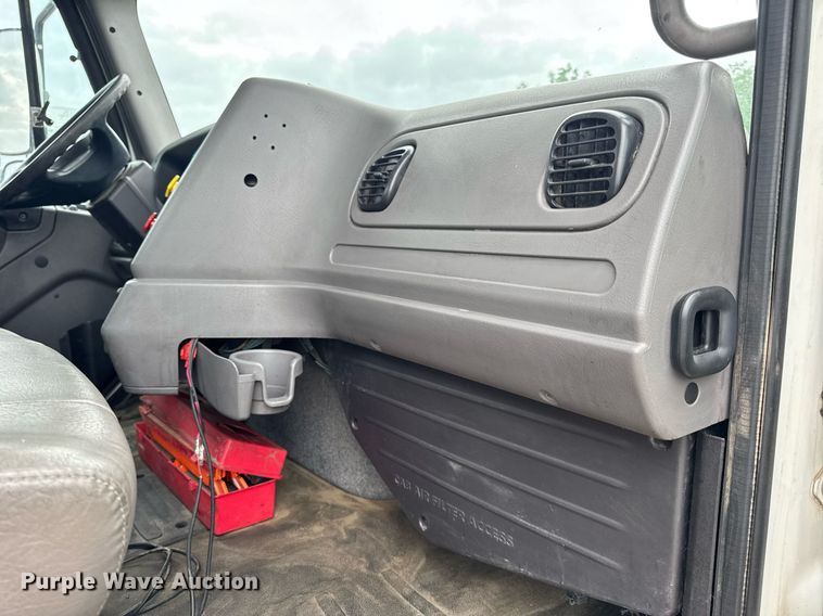 image for item DV4152 2015 Freightliner Business Class M2 semi truck