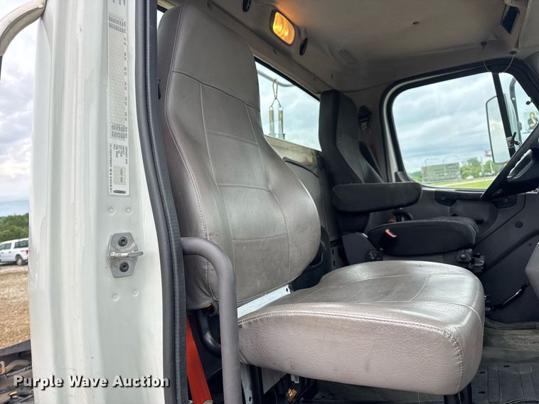 image for item DV4152 2015 Freightliner Business Class M2 semi truck