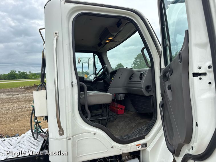 image for item DV4152 2015 Freightliner Business Class M2 semi truck