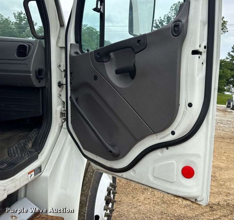 image for item DV4152 2015 Freightliner Business Class M2 semi truck