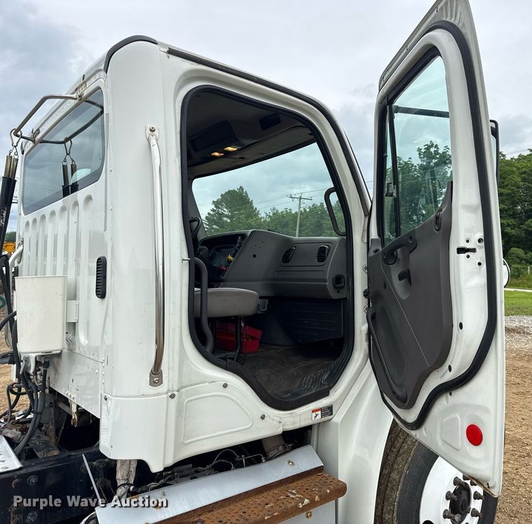 image for item DV4152 2015 Freightliner Business Class M2 semi truck