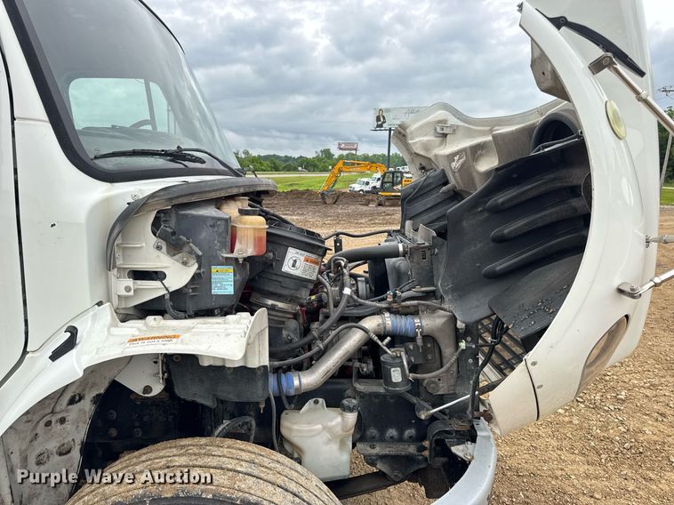 image for item DV4152 2015 Freightliner Business Class M2 semi truck