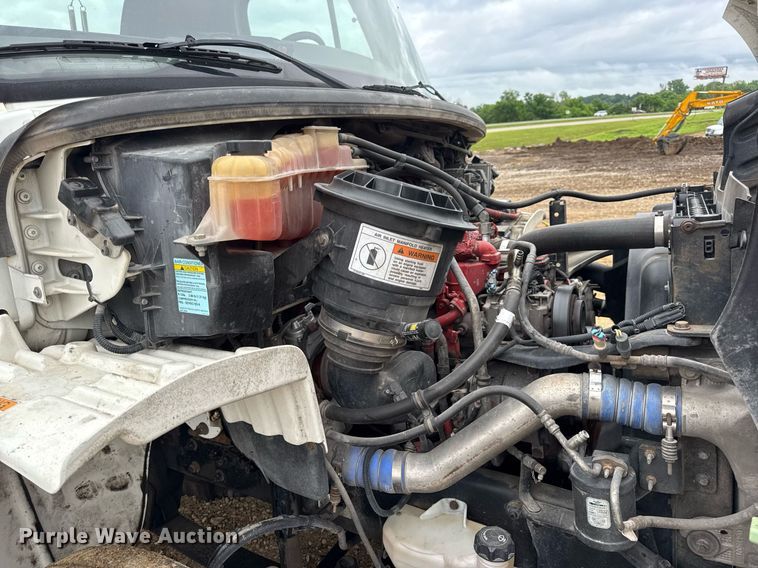 image for item DV4152 2015 Freightliner Business Class M2 semi truck