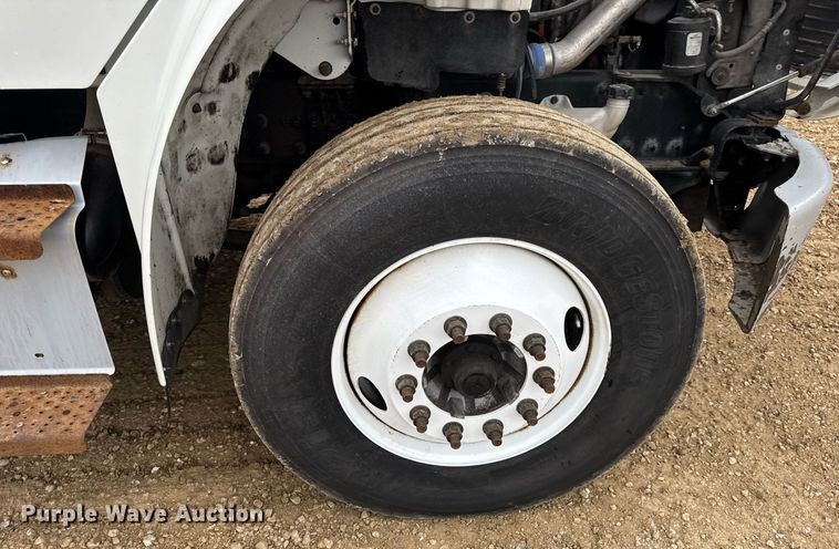 image for item DV4152 2015 Freightliner Business Class M2 semi truck