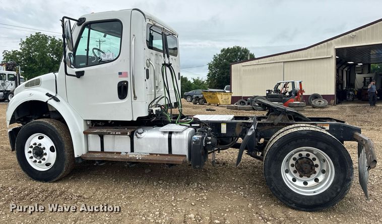 image for item DV4153 2014 Freightliner Business Class M2 semi truck