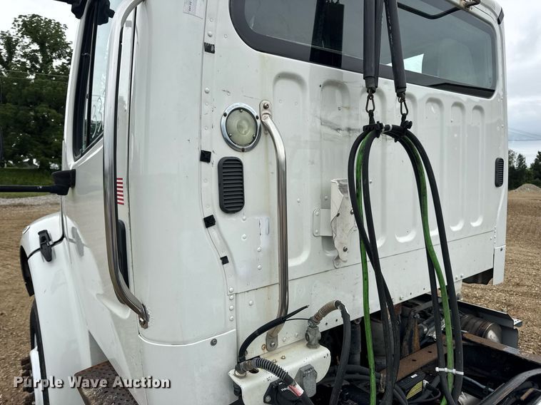 image for item DV4153 2014 Freightliner Business Class M2 semi truck