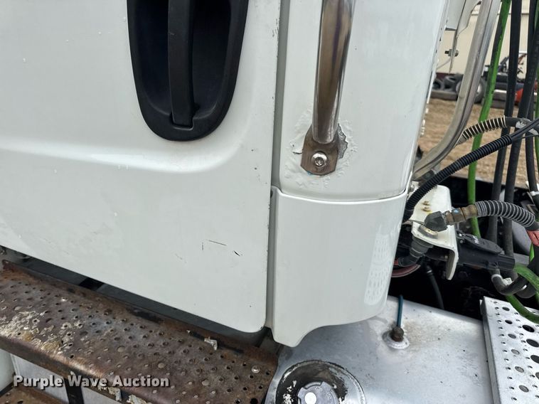 image for item DV4153 2014 Freightliner Business Class M2 semi truck