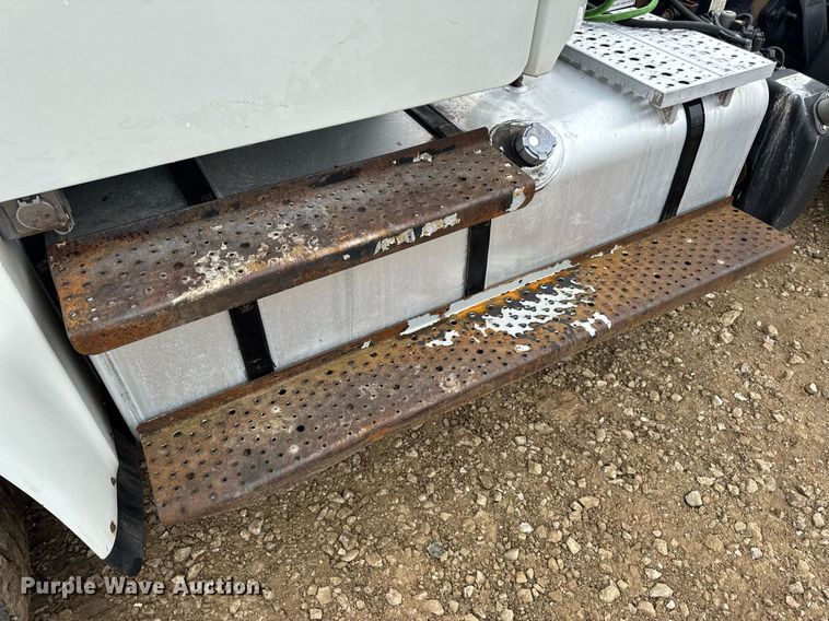 image for item DV4153 2014 Freightliner Business Class M2 semi truck