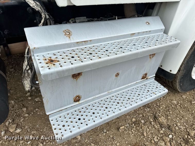 image for item DV4153 2014 Freightliner Business Class M2 semi truck