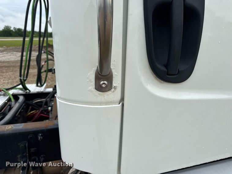 image for item DV4153 2014 Freightliner Business Class M2 semi truck