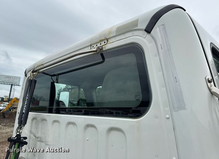 image for item DV4153 2014 Freightliner Business Class M2 semi truck