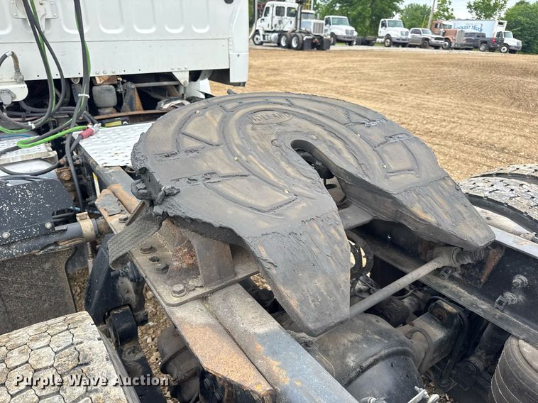 image for item DV4153 2014 Freightliner Business Class M2 semi truck