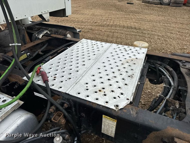 image for item DV4153 2014 Freightliner Business Class M2 semi truck