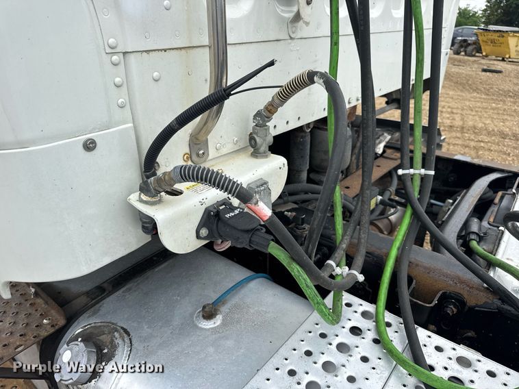 image for item DV4153 2014 Freightliner Business Class M2 semi truck