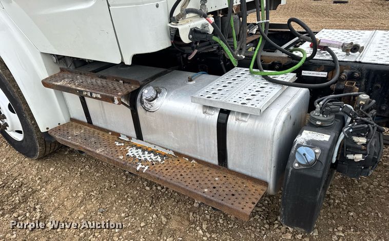 image for item DV4153 2014 Freightliner Business Class M2 semi truck