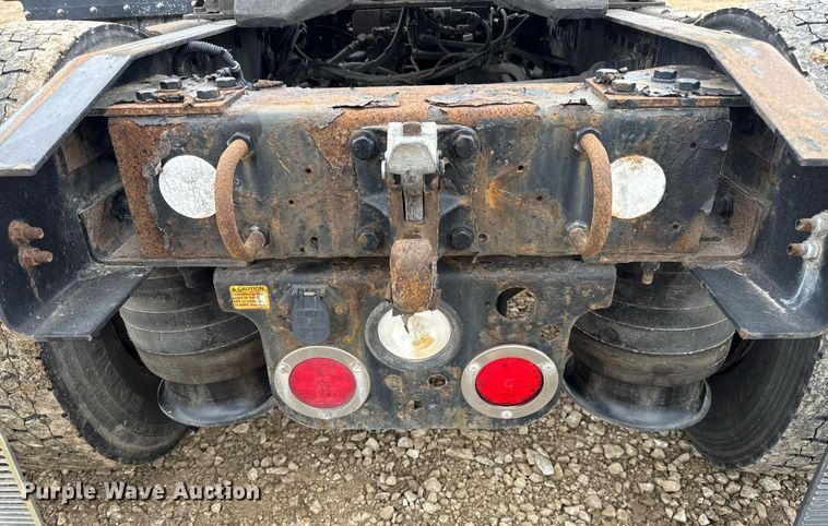 image for item DV4153 2014 Freightliner Business Class M2 semi truck