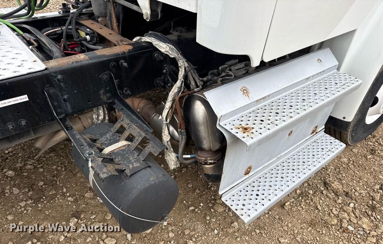 image for item DV4153 2014 Freightliner Business Class M2 semi truck