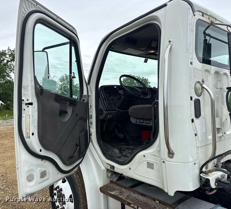 image for item DV4153 2014 Freightliner Business Class M2 semi truck