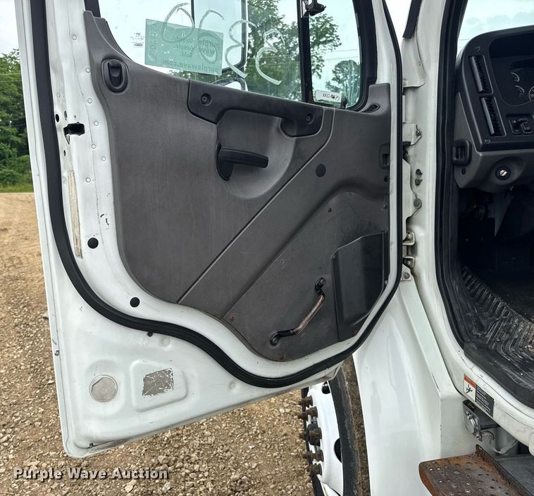 image for item DV4153 2014 Freightliner Business Class M2 semi truck