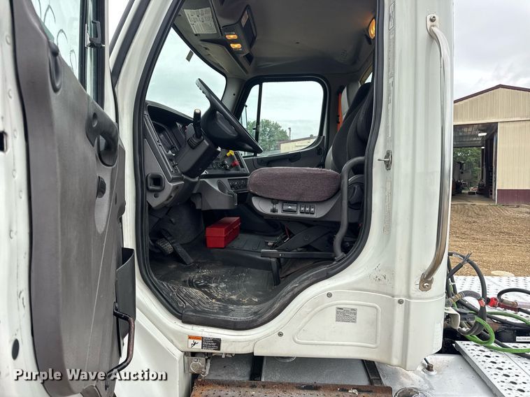 image for item DV4153 2014 Freightliner Business Class M2 semi truck