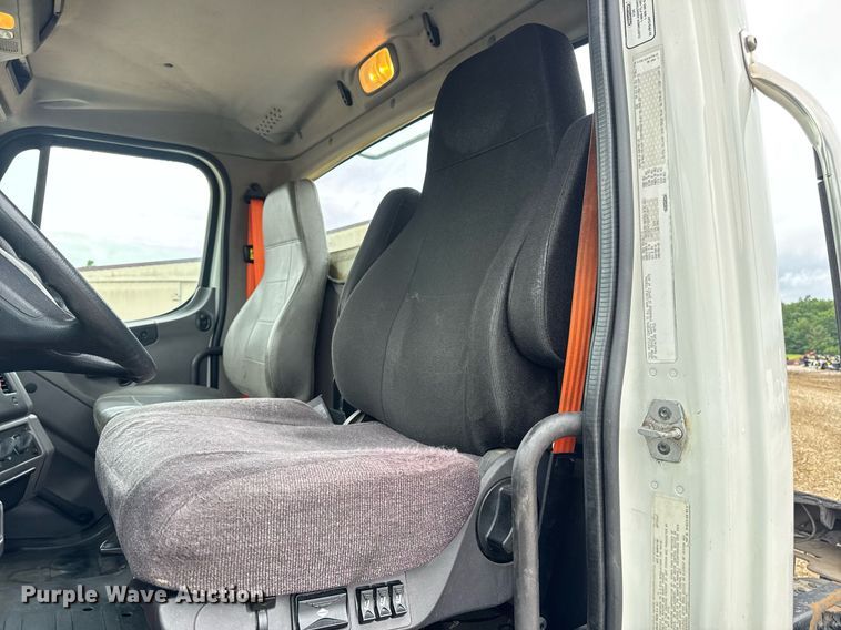 image for item DV4153 2014 Freightliner Business Class M2 semi truck