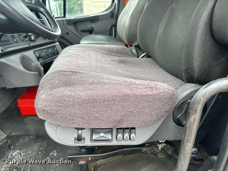 image for item DV4153 2014 Freightliner Business Class M2 semi truck