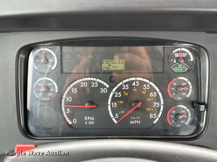 image for item DV4153 2014 Freightliner Business Class M2 semi truck