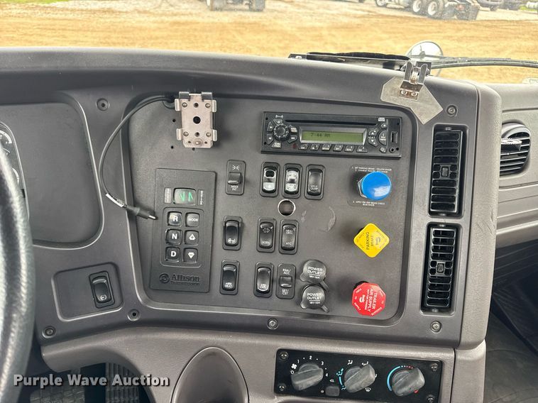 image for item DV4153 2014 Freightliner Business Class M2 semi truck