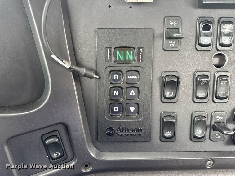 image for item DV4153 2014 Freightliner Business Class M2 semi truck