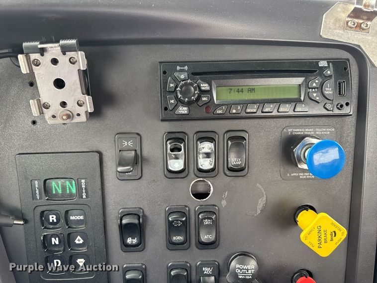 image for item DV4153 2014 Freightliner Business Class M2 semi truck