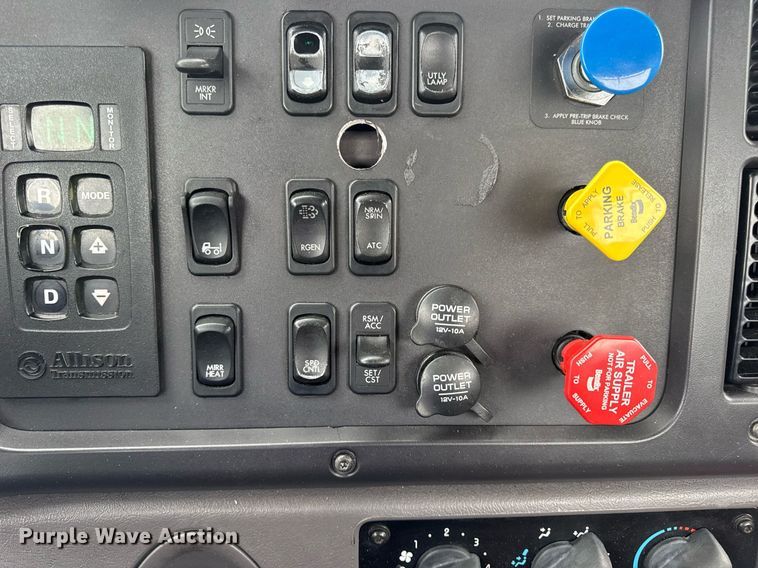 image for item DV4153 2014 Freightliner Business Class M2 semi truck