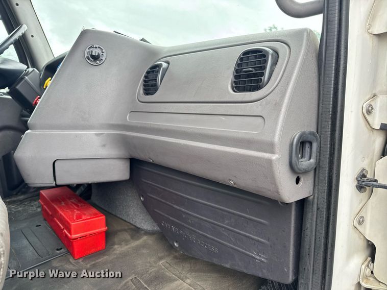 image for item DV4153 2014 Freightliner Business Class M2 semi truck