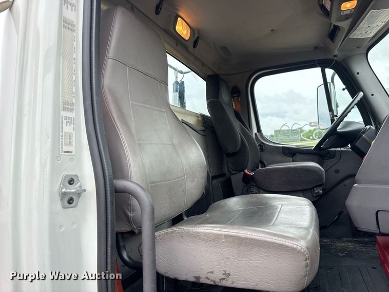 image for item DV4153 2014 Freightliner Business Class M2 semi truck