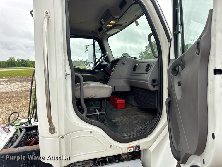 image for item DV4153 2014 Freightliner Business Class M2 semi truck