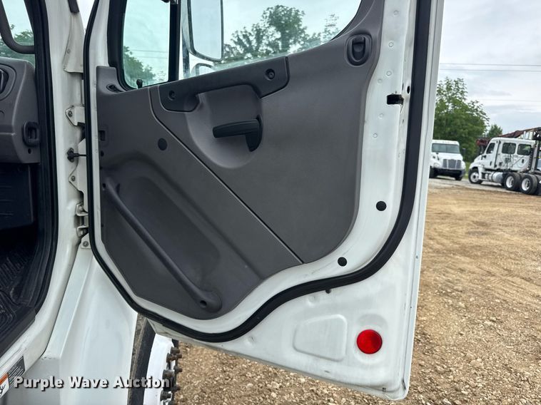 image for item DV4153 2014 Freightliner Business Class M2 semi truck