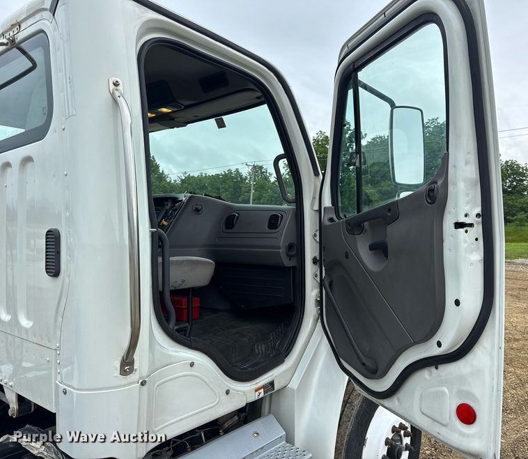 image for item DV4153 2014 Freightliner Business Class M2 semi truck