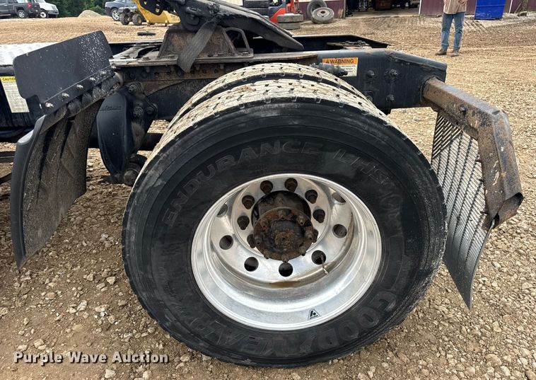 image for item DV4153 2014 Freightliner Business Class M2 semi truck