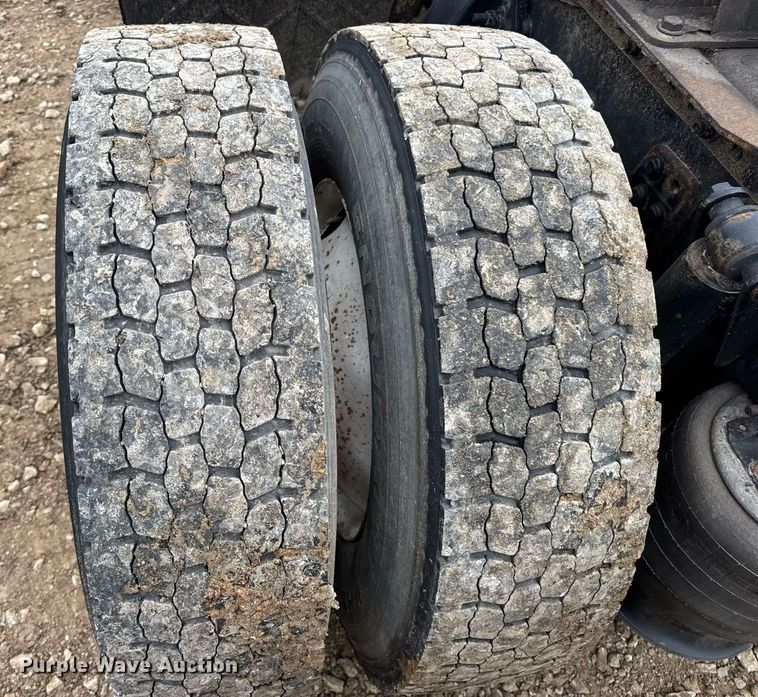 image for item DV4153 2014 Freightliner Business Class M2 semi truck