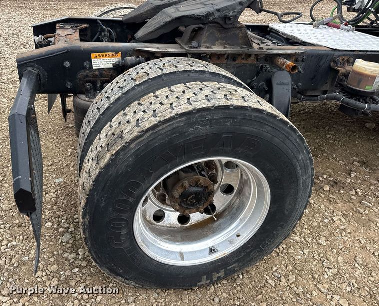 image for item DV4153 2014 Freightliner Business Class M2 semi truck