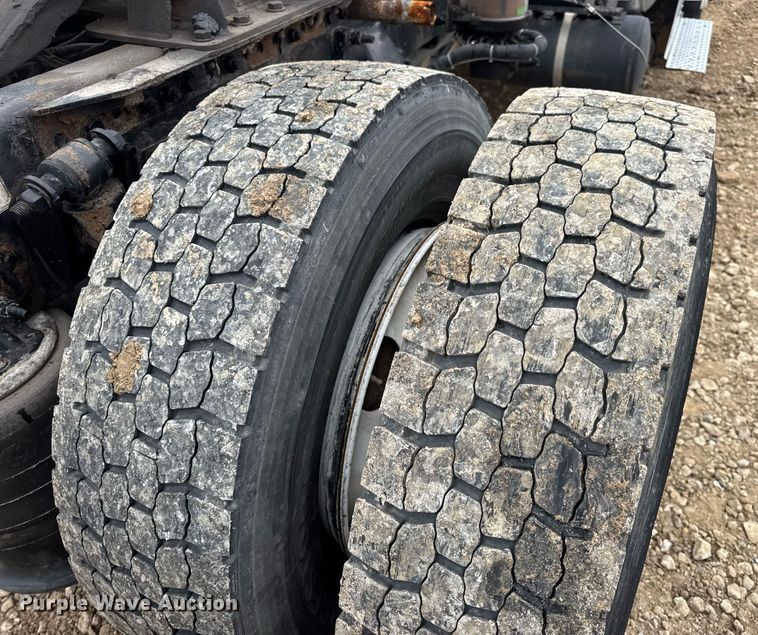 image for item DV4153 2014 Freightliner Business Class M2 semi truck