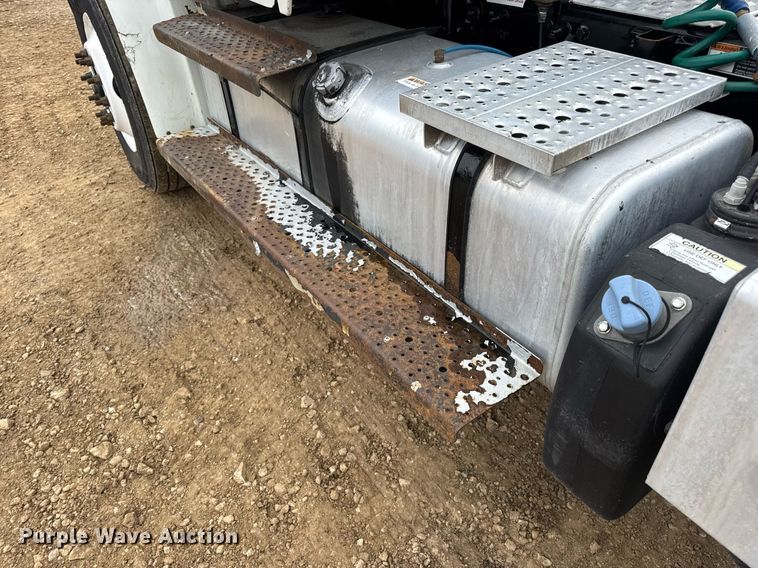 image for item DV4154 2015 Freightliner Business Class M2 semi truck