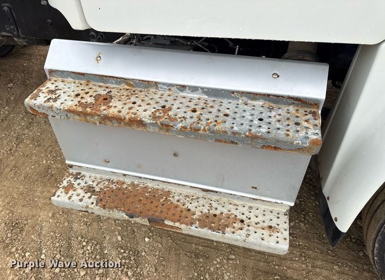 image for item DV4154 2015 Freightliner Business Class M2 semi truck