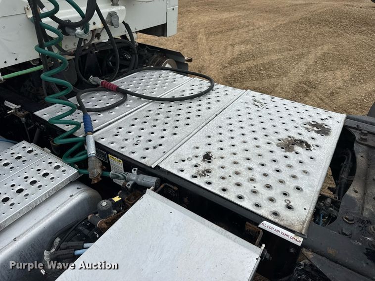 image for item DV4154 2015 Freightliner Business Class M2 semi truck