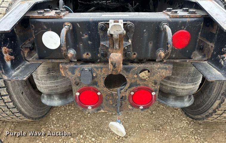 image for item DV4154 2015 Freightliner Business Class M2 semi truck