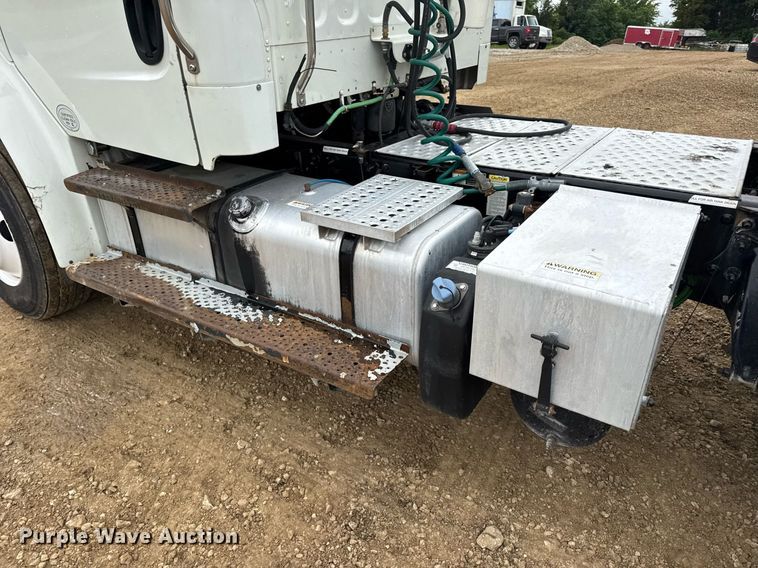 image for item DV4154 2015 Freightliner Business Class M2 semi truck