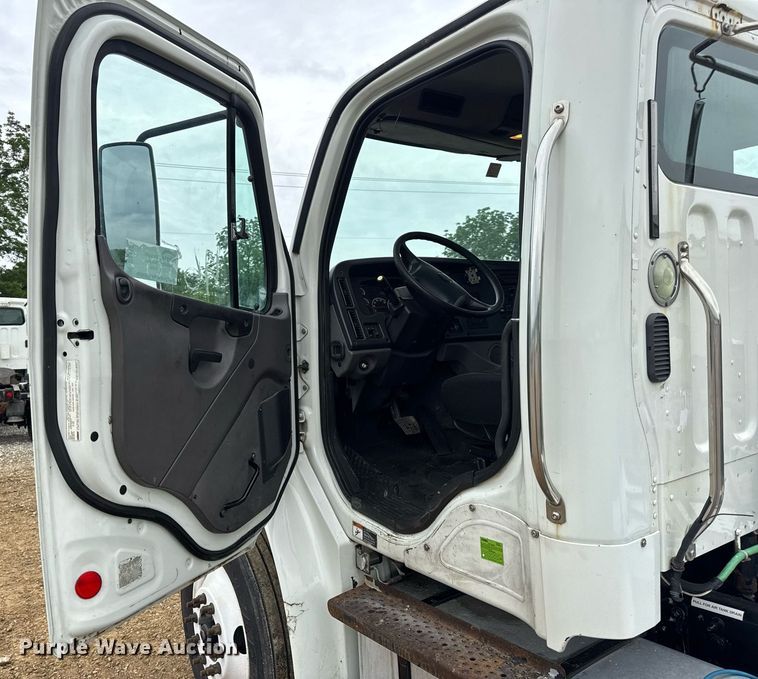 image for item DV4154 2015 Freightliner Business Class M2 semi truck