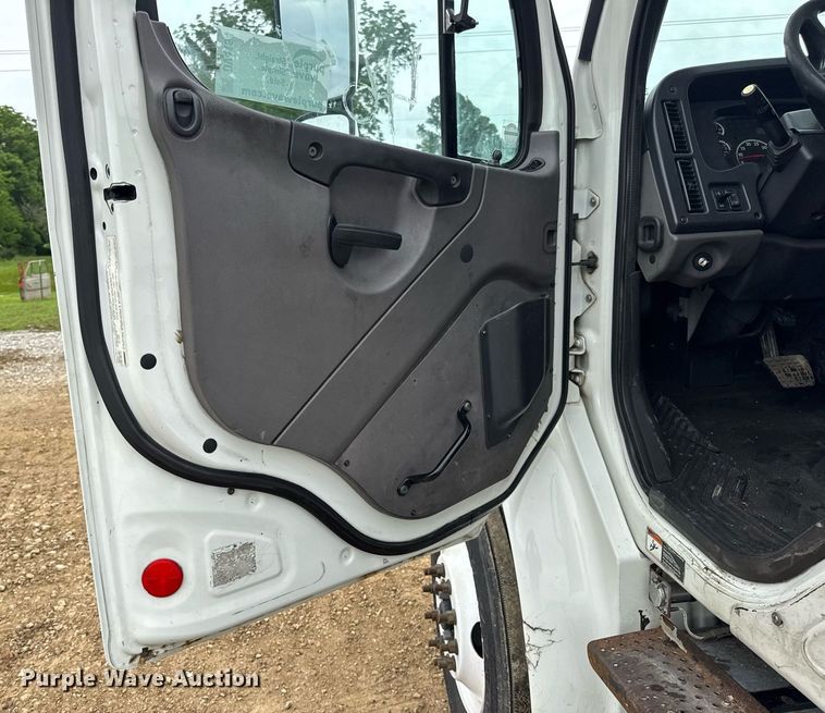 image for item DV4154 2015 Freightliner Business Class M2 semi truck