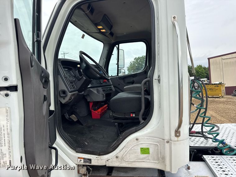 image for item DV4154 2015 Freightliner Business Class M2 semi truck